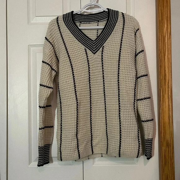 Ladies Knit Sweater - Picture 5 of 8
